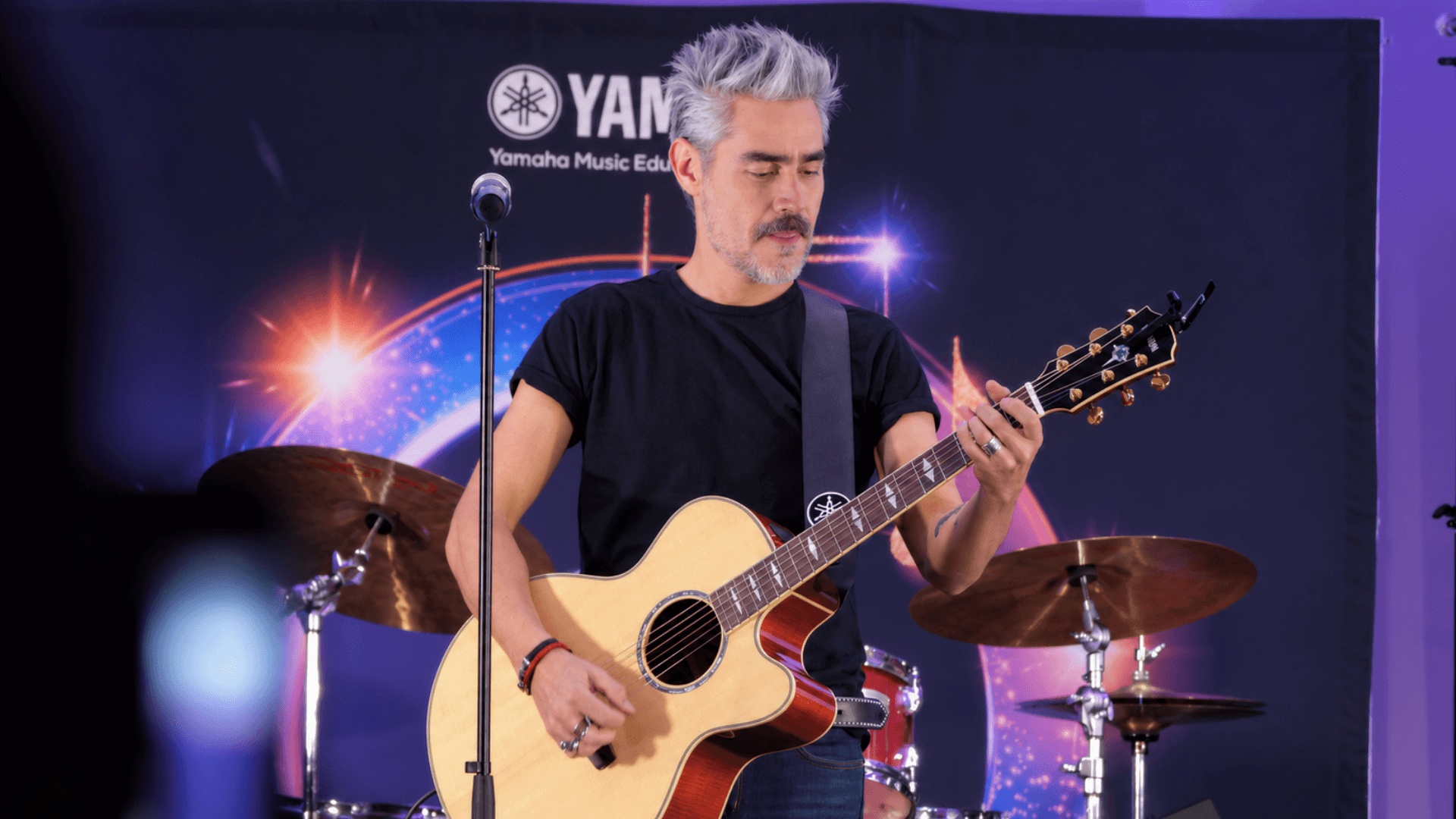 Guitarrista presentándose en Auditorio CEDEM
